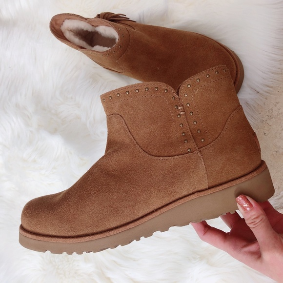 NWOB UGG Cindy Genuine Shearling - Picture 3 of 8